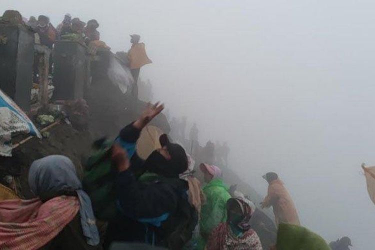 Sejumlah warga tengah berlomba mendapatkan sesaji yang dilarung di Kawah Gunung Bromo pada puncak perayaan Yadnya Kasada, Kamis (16/6/2022). 