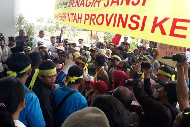 Ratusan warga Kampung Tirto Mulya, Kecamatan Tanjungpinang Timur, Tanjungpinang, Kepulauan Riau gelar aksi damai di Kantor Gubernur Kepri, Selasa (27/9/2019). Mereka minta gubenur kepri menepati janji untuk mengaliri listrik ke daerah mereka.