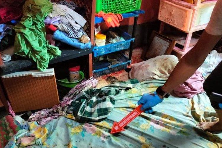 TKP penganiayaan bayi 4 bulan di Desa Mattoanging, Kecamatan Bantimurung, Kabupaten Maros, Sulawesi Selatan, Sabtu (22/10/2022). Bayi malang itu tewas usai dianiaya pemuda bernama Ridwan. 