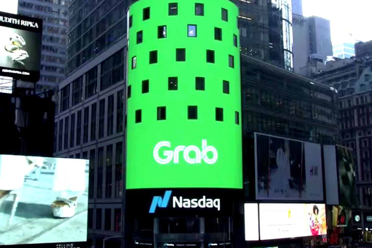 Logo Grab terpampang di Nasdaq Tower di Times Square, New York, Amerika Serikat jelang IPO, Kamis (2/12/2021).