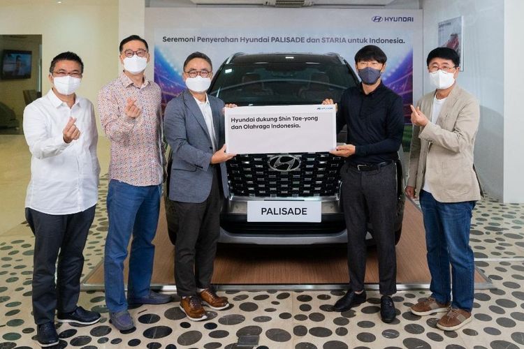 Hyundai serahkan Staria dan Palisade untuk Pelatih Timnas Sepak Bola Indonesia