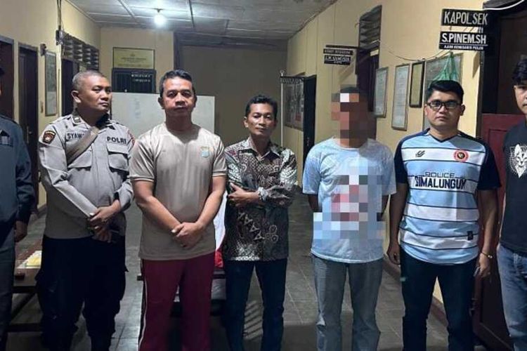 Foto: Pelaku inisial TRT (41) diamankan anggota polisi Reskrim Polres Simalungun. (Dokumentasi: Polres Simalungun).
