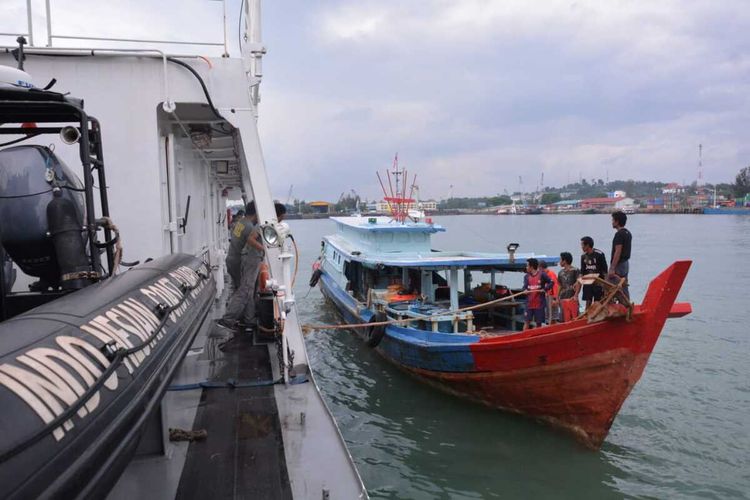 Sebanyak 8 nelayan langsung menjalankan rapid test antigen sebelum masuk wilayah Indonesia.