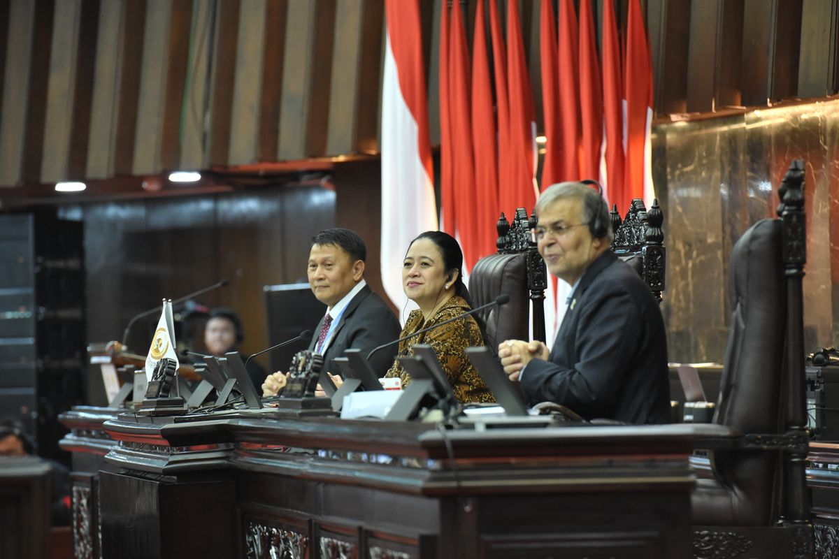 Ketua Badan Kerja Sama AntarParlemen (BKSAP) DPR RI Mardani Ali Sera bersama Ketua DPR RI Puan Maharani saat Konferensi Parliamentary Union of the OIC Member States (PUIC) ke-19 di Gedung DPR RI, Kompleks Parlemen, Senayan, Jakarta, Kamis (15/5/2025).
