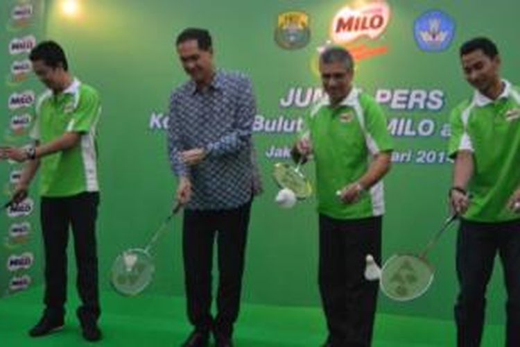 Ketua Umum PBSI, Gita Wirajawan meresmikan MILO School Competition 2014 bersama dua duta MILO, Taufik Hidayat (kiri) dan Tommy Sugiarto (kanan) dan juga Presiden Direktur PT NESTLE, Arshad Chaudhry. Rabu (29/01/2014)