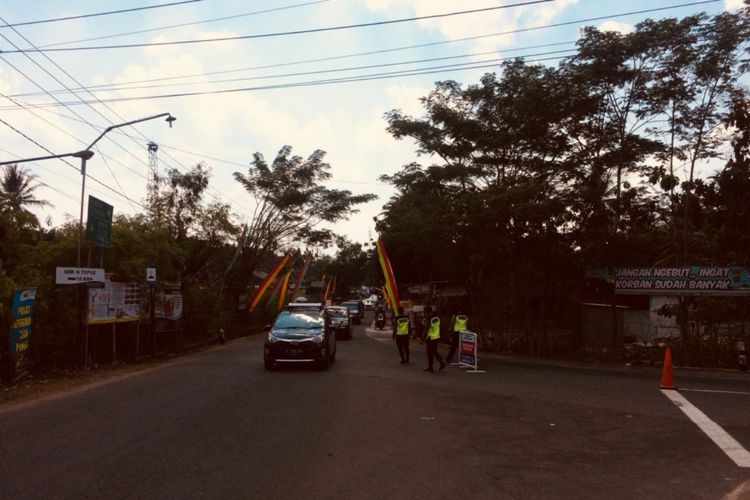 Pertigaan Mulo, Wonosari, di Gunungkidul. Jalur utama menuju Pantai Selatan Gunungkidul padat, Minggu (17/6/2018). Polisi lalu memberlakukan rekayasa arus lalu lintas untuk mencegah kemacetan. 