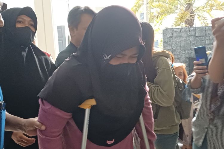 Asisten rumah tangga (ART) bernama Siti Khotimah (23) tak kuasa menahan tangis usai Majelis Hakim membacakan putusan di Pengadilan Negeri Jakarta Selatan, Senin (24/7/2023).