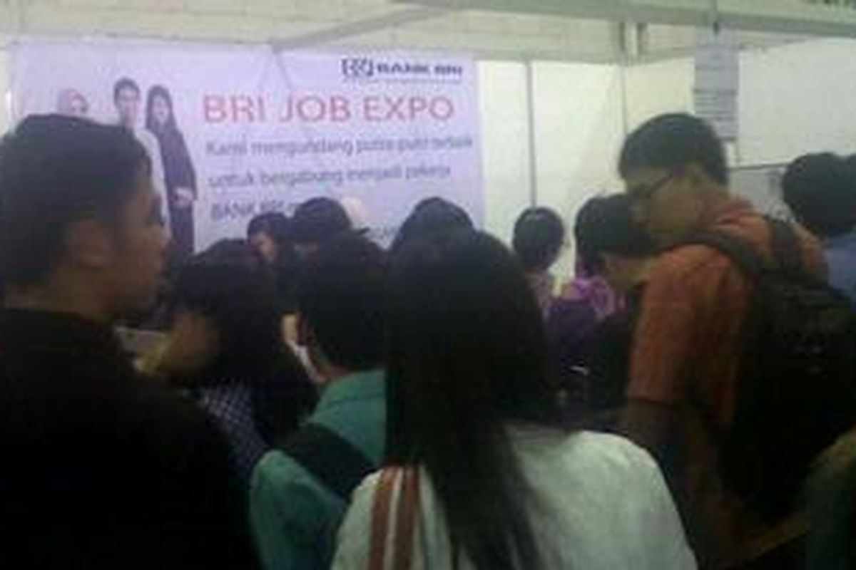 Pencari kerja pada KKF 2012 di Balai Kartini, Kuningan, Jakarta Selatan, pada stan Bank BRI nampak berjubel dan mengantri untuk melamar kerja. Sabtu (3/11/2012).