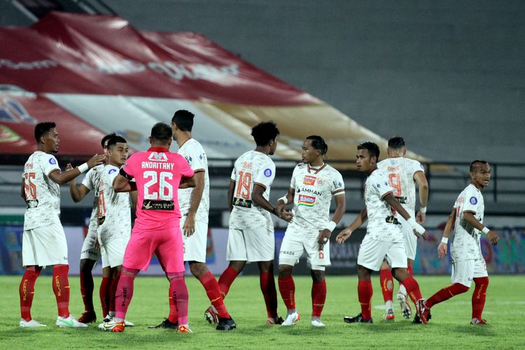 Pemain Persija Jakarta sebelum melawan PSIS Semarang pada pertandingan pekan 18 Liga 1 2021-2022 yang berakhir dengan skor 1-2 di Stadion Kapten I Wayan Dipta Gianyar, Bali, Kamis (6/1/2021) malam.