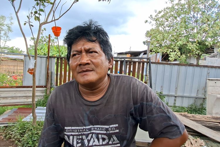 Agus Purwanto alias Agus Las (49)warga Kelurahan Gajahan, Colomadu, Jateng saat diwawancarai, Rabu (22/10/2025). Agus merupakan salah satu tetangga terdekat rumah pensiun Jokowi.