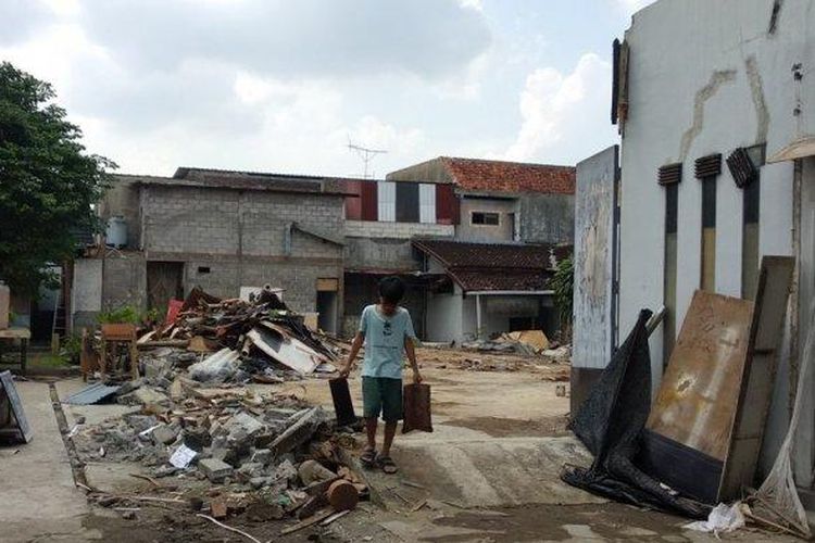 
Potret terkini rumah Lulu Susilowati (37) yang masih tak berbentuk pasca diterpa angin puting beliung, Jumat (06/05/2022) 
