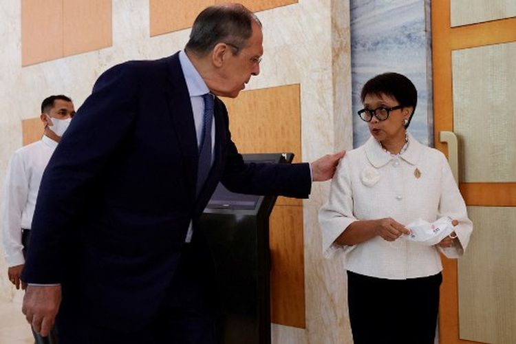 Menteri Luar Negeri Indonesia Retno Marsudi (kanan) berbicara dengan Menteri Luar Negeri Rusia Sergei Lavrov (kiri) sebelum pertemuan bilateral mereka untuk Pertemuan Menteri Luar Negeri G20 di Nusa Dua di pulau resor Indonesia Bali pada 8 Juli 2022.
