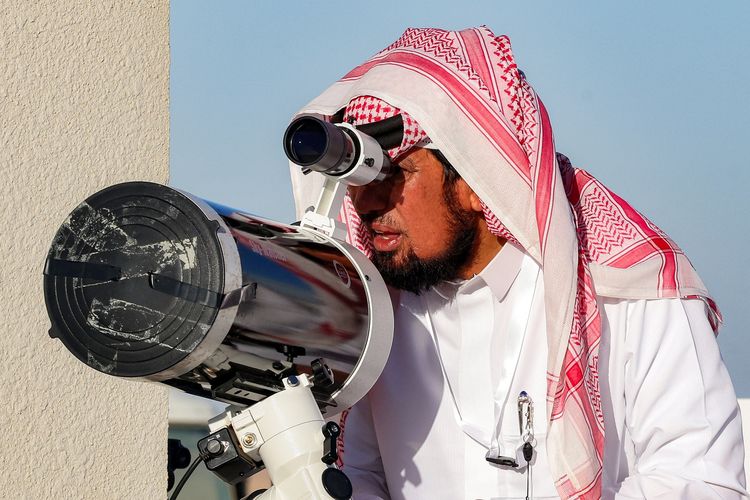 Pengamat hilal di Arab Saudi menggunakan teleskop di Observatorium Astronomi Universitas Majmaah.