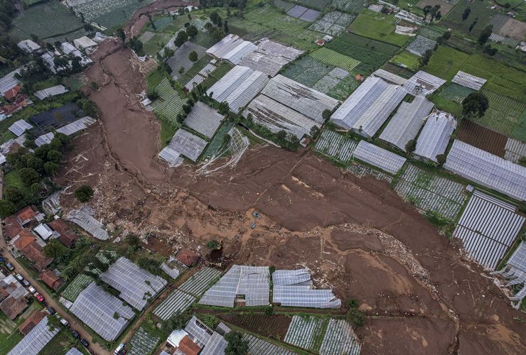 BERITA FOTO: Dampak Longsor di Cisarua Bandung Barat dan Kerusakannya
