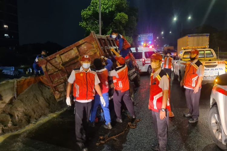 Seorang kernet berinisial MR (26) tewas setelah tertimpa truk muatan pasir yang ditumpanginya di Kilometer 24+200 Jalan Tol TB Simatupang, Jatipadang, Pasar Minggu, Jakarta Selatan, Jumat (4/2/2022) pagi.