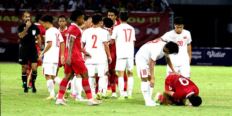 Suasana saat laga timnas U20 Indonesia (merah) vs Vietnam pada laga Kualifikasi Piala Asia U20 2023 yang berlangsung di Gelora Bung Tomo, Surabaya, Minggu (18/9/2022).