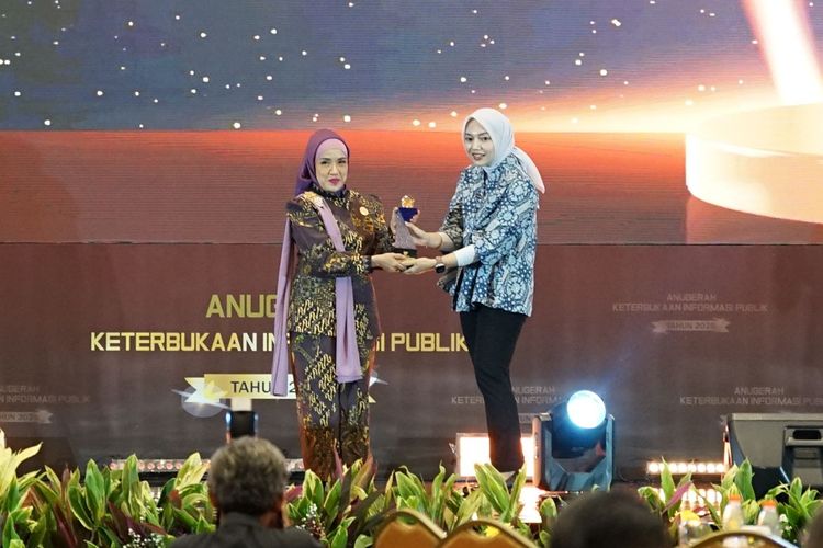 Corporate Secretary Waskita Karya Ermy Puspa Yunita saat menerima piagam penghargaan di Jakarta, Senin (15/12/2025).