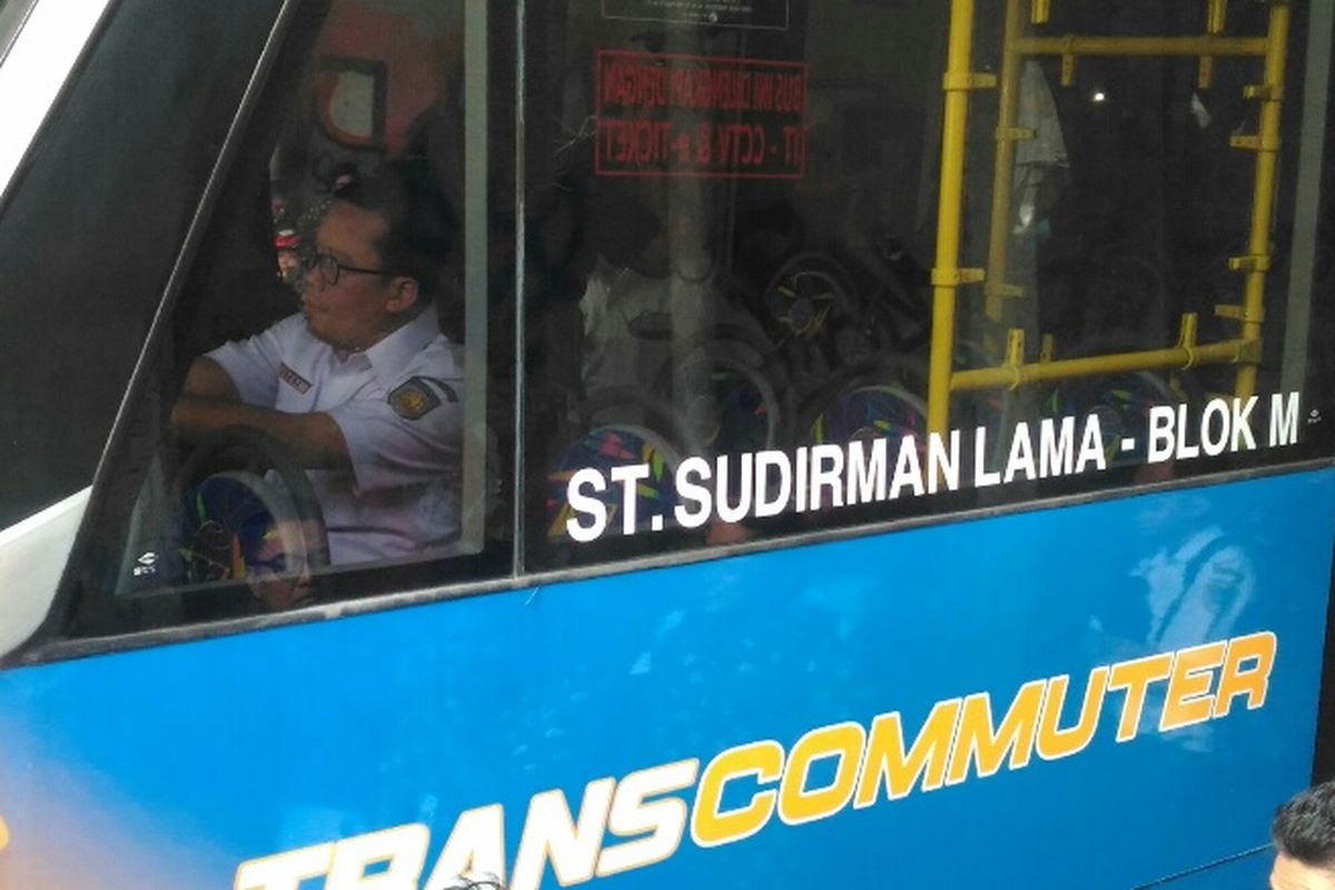 Bus Transcommuter dari PPD yang mulai beroperasi dari Stasiun Sudirman Lama-Blok M dan Stasiun Sudirman Lama-Gambir, Jumat (16/3/2018).