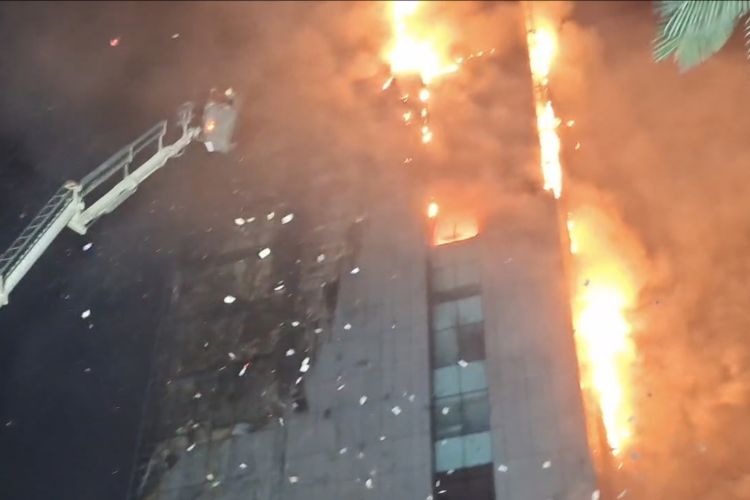 Kertas-kertas Putih Berhamburan dari Gedung Bapenda Jakarta yang Terbakar