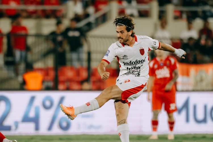 Jordy Bruijn melepas tendangan dalam laga Super League 2025-2026 Persijap vs Bali United di Stadion Gelora Bumi Kartini, Minggu (19/10/2025).