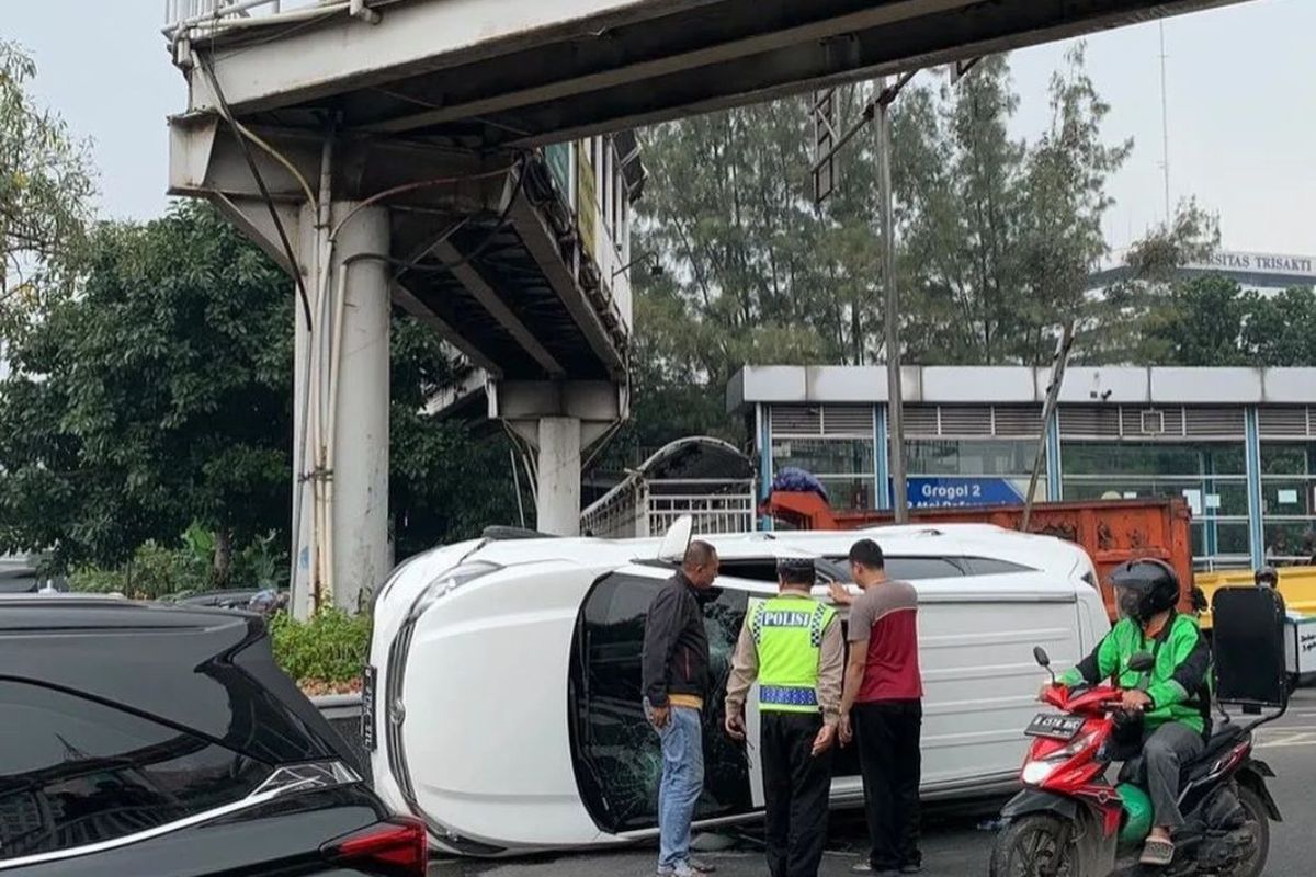 Kecelakaan tunggal melibatkan mini bus dengan nomor polisi B 2754 SIL di Jalan Letjen S Parman, Tanjung Duren Selatan, Grogol Petamburan, Jakarta Barat, pada Selasa (6/12/2022) sekitar pukul 09.30 WIB.