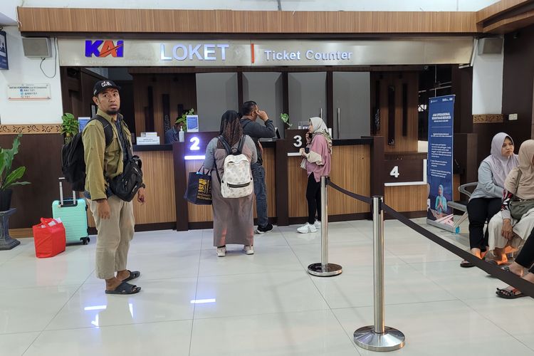 Sejumlah penumpang mengembalikan tiket di loket Stasiun Purwokerto, Jawa Tengah, Selasa (17/10/2023) sore.