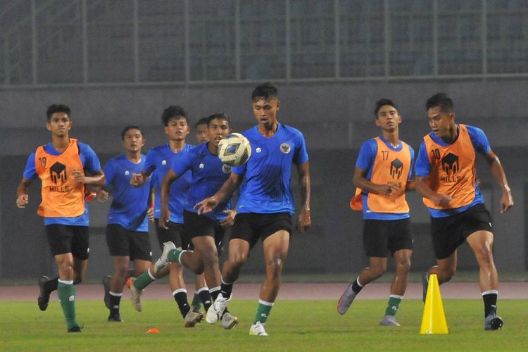 Sejumlah pesepak bola timnas U19 mengikuti latihan di Stadion Patriot Chandrabhaga, Bekasi, Jawa Barat, Minggu (26/6/2022). Latihan tersebut untuk persiapan timnas sepak bola U19 yang akan berlaga di Piala AFF U19 pada 2-15 Juli 2022. ANTARA FOTO/ Fakhri Hermansyah.