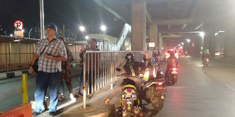 Ojek online menunggu penumpang di dekat stasiun MRT Lebak Bulus, Kamis (29/8/2019)