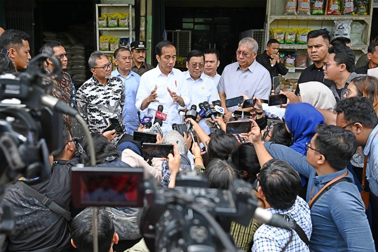 Presiden Jokowi bersama Mendag Zulhas dan sejumlah pejabat mengunjungi Pasar Induk Beras Cipinang (PIBC) di Jakarta, Kamis (15/2/2024).