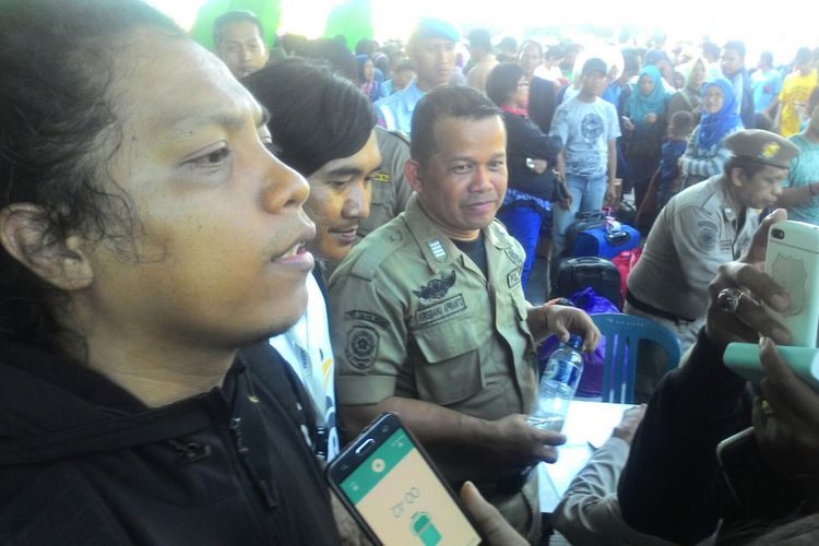 Satuan Polisi Pamong Praja melakukan operasi yustisi di Pelabuhan Semayang, Balikpapan, Kalimantan Timur. 