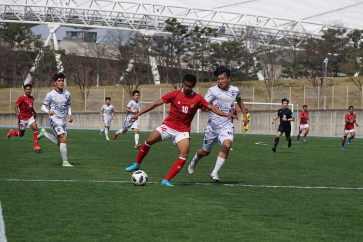 Aksi striker timnas U19 Indonesia, Hokky Caraka, saat beruji tanding dengan Gimcheon Sangmu FC U18 di Auxiliary Mini Stadium, Daegu, Korea Selatan, Selasa (5/4/2022).
