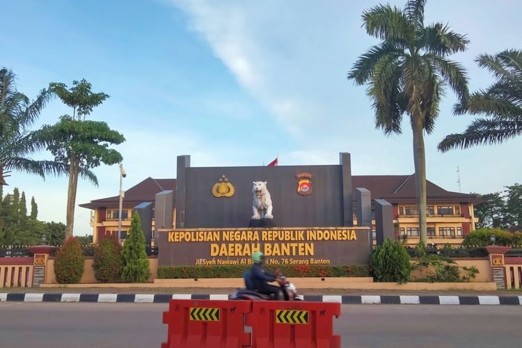 Mapolda Banten memperketat penjagaan pasca ledakan bom bunuh diri di Mapolsek Astanaanyar Kota Bandung, Jawa Barat.