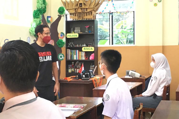 Mendikbudristek Nadiem Makarim meninjau pelaksanaan PTM terbatas di Yayasan Perguruan Sultan Iskandar Muda di Medan, Sumatera Utara, Selasa (26/10/2021).