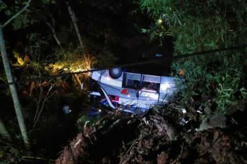 Evakuasi Korban Bus Masuk Jurang di Sumedang, Dinkes Subang Kerahkan 20 Ambulans