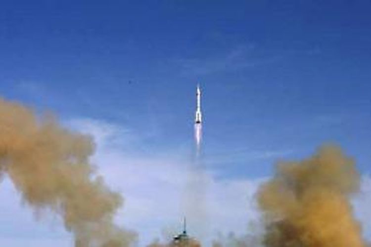 Roket yang membawa dua satelit navigasi sukses diluncurkan dari Pusat Peluncuran Satelit Xichang, di Provinsi Sichuan, Sabtu (25/7/2015).