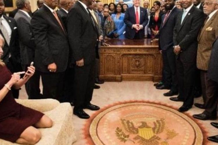 Dalam foto ini terlihat Kellyane Conway tengah memeriksa telepon genggamnya sambil dengan dua kaki naik ke atas sofa di Ruang Oval, Gedung Putih.