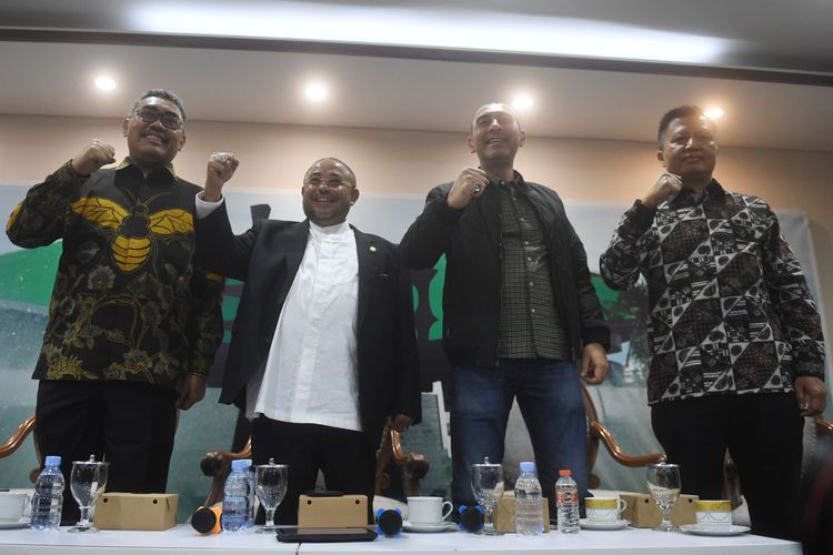 Sekjen PKS Aboe Bakar Al-Habsyi (kedua kiri) bersama Wakil Ketua Umum PKB Jazilul Fawaid (kiri), Wabendum PKB Nasim Khan (kedua kanan) dan Wabendum PKB Bertu Merlas (kanan) berpose sebelum konferensi pers koalisi Pilpres 2024 di Kompleks Parlemen, Senayan, Jakarta, Kamis (9/6/2022). PKB dan PKS mulai menjajaki untuk berkoalisi dalam Pilpres 2024. ANTARA FOTO/Akbar Nugroho Gumay/YU