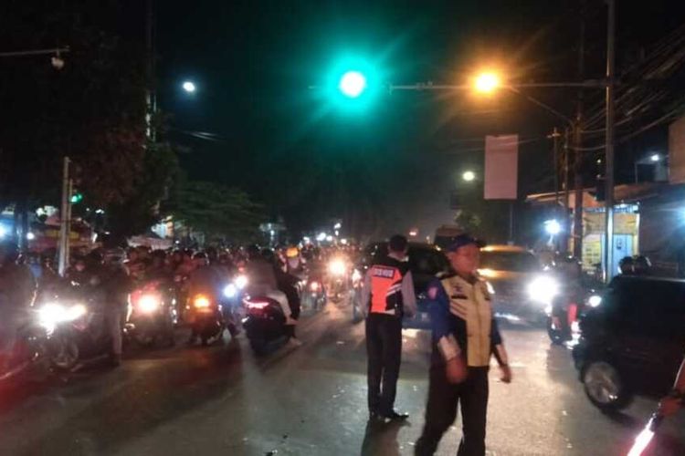 Kondisi arus lalu lintas di kawasan Simpang Ganding, Pasar Kliwon, Kota Solo, Jawa Tengah menuju Pasar Malam Alun-alun Kidul Keraton Solo, saat dilaksanakan penguraian kendaraan atau kemacetan oleh Petugas Dinas Perhubungan (Dishub) Solo.
