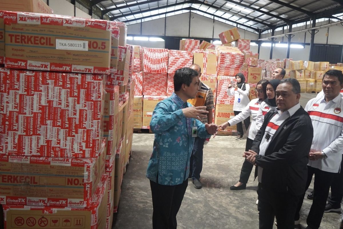 Pengecekan barang milik PMI di pergudangan Tambak Osowilangun, Surabaya, Jumat (5/4/2024).