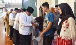Di Safari Ramadan, Wagub Jabar Uu Bagikan Santunan