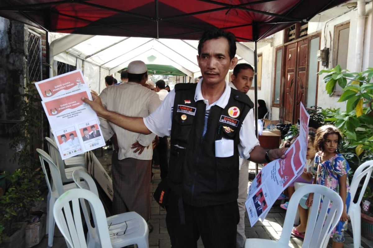 Hasanudin, Panitia Pengawas Pemilu Kecamatan Pabean Cantikan, Surabaya, menunjukkan surat suara yang diduga tercoblos di TPS 12, Kalimas Madya I, Nyamplungan, Pabean Cantikan, Surabaya, Rabu (17/4/2019).
