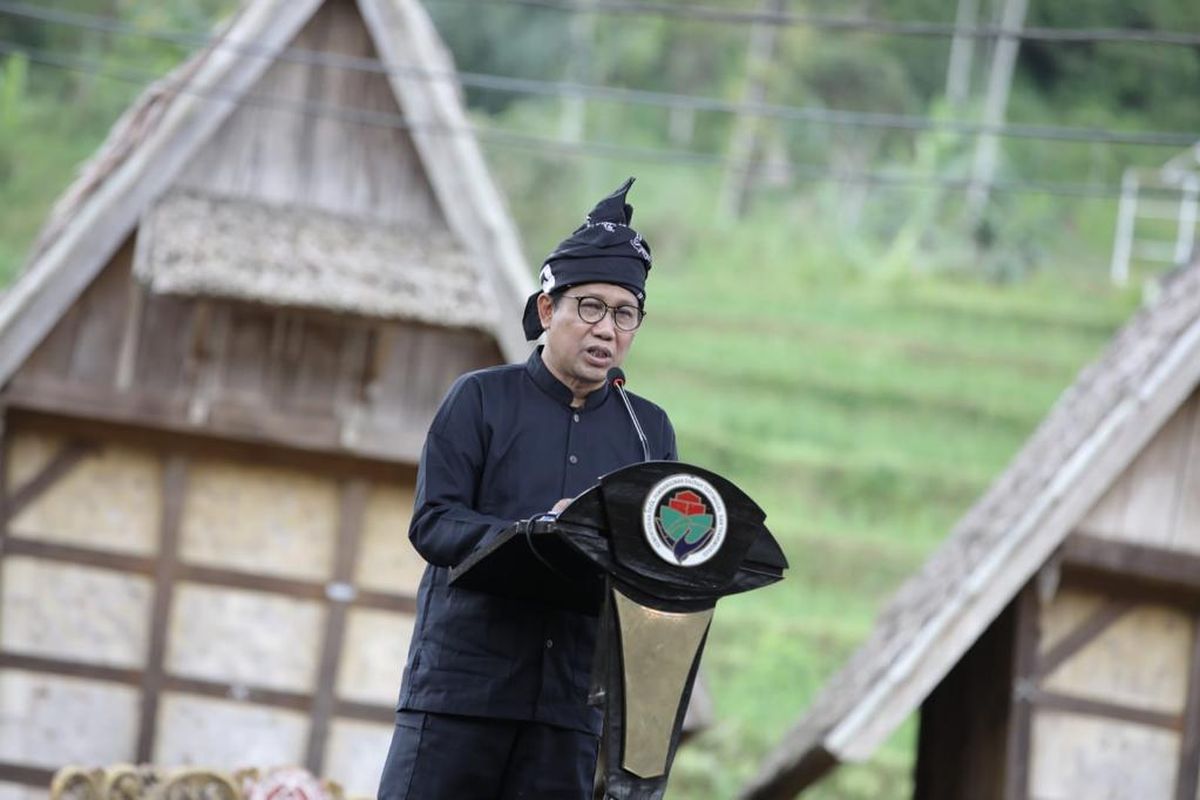 Gus Halim saat memberikan sambutan di puncak acara peringatan Sewindu UU Desa di Kasepuhan Ciptagelar Sukabumi