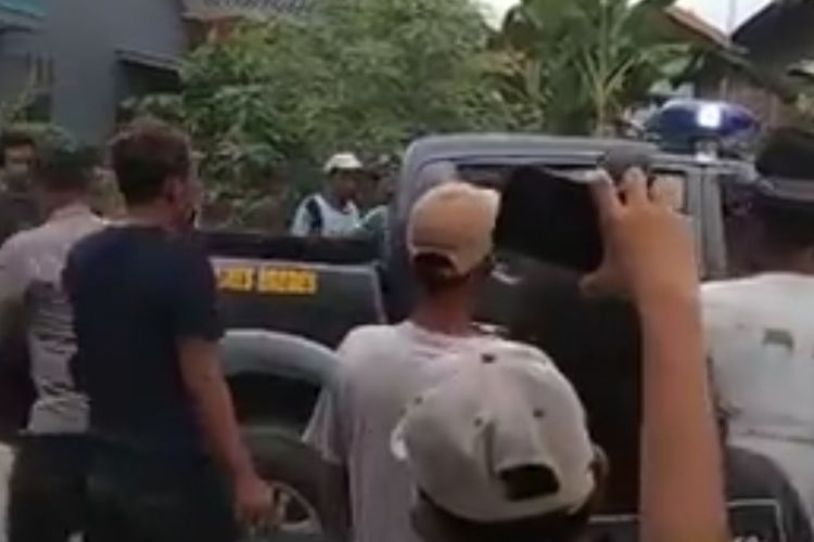Polisi mengamankan terduga pelaku pencuri  sepeda motor milik petani yang sempat dimassa oleh warga yang geram di Desa Kendawa, Kecamatan Jatibarang, Kabupaten Brebes, Jawa Tengah, Minggu (29/5/2022). 