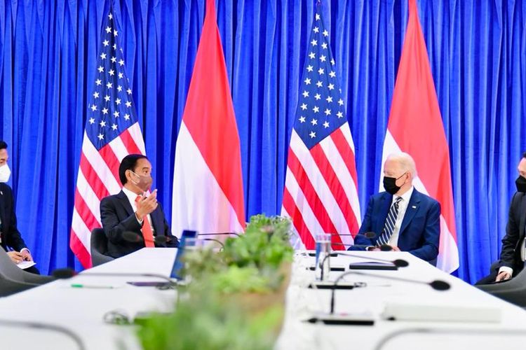 Foto Biro Pers, Media, dan Informasi Sekretariat Presiden: Presiden Joko Widodo melakukan pertemuan bilateral dengan Presiden Amerika Serikat Joe Biden di Scottish Event Campus (SEC), Glasgow, Skotlandia, Senin (1/11/2021).