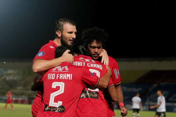 Pemain asing Persija Jakarta Marco Motta ikut selebrasi seusai Rohit Chand menjebol gawang Persikabo 1973 saat pertandingan pekan ke-15 Liga 1 2021-2022 yang berakhir dengan skor 1-0 di Stadion Sultan Agung Bantul, Jumat (3/12/2021) malam.