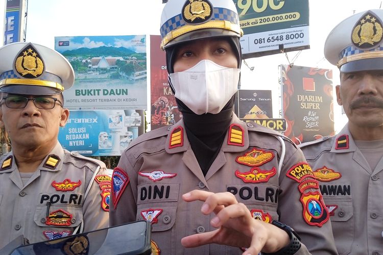 Caption: Kasatlantas Polres Nganjuk AKP Dini Annisa Rahmat (tengah) saat memberikan keterangan ke media