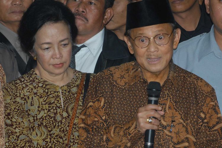 FOTO DOKUMENTASI. Mantan Presiden BJ Habibie (tengah) didampingi istri memberikan keterangan kepada wartawan usai menjenguk mantan presiden Soeharto di RSPP, Jakarta, Selasa (15/1/2008) malam. Presiden ke-3 RI itu datang langsung dari Jerman ke Jakarta untuk menjenguk Soeharto. FOTO ANTARA/Ismar Patrizki/Koz/hp/ama.