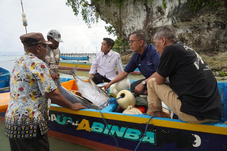 Dirjen PDSPKP, Budi Sulistiyo  saat berdialog dengan nelayan di Kampung Samber Binyeri Biak