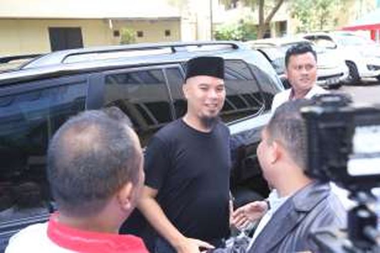 Ahmad Dhani saat memenuhi panggilan Bareskrim Polri di Polda Metro Jaya, Jakarta, Selasa (20/12/2016). Ahmad Dhani dipanggil sebagai saksi dalam kasus upaya makar dengan tersangka Sri Bintang Pamungkas.