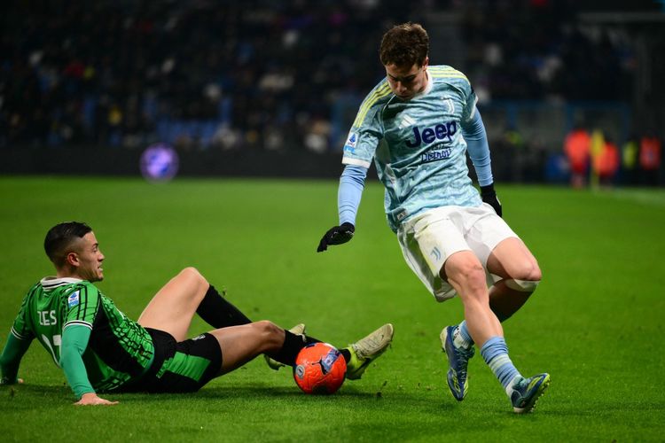 Aksi Jay Idzes (kiri) mencoba menahan laju Kenan Yildiz dalam partai Liga Italia 2025-2026 Sassuolo vs Juventus di Stadion Mapei, 6 Januari 2026.